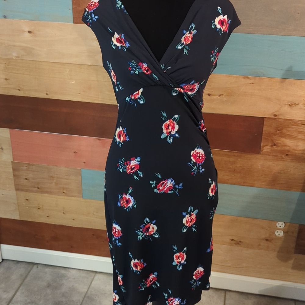 XS ANN Taylor super soft floral dress scrunch side v-neck